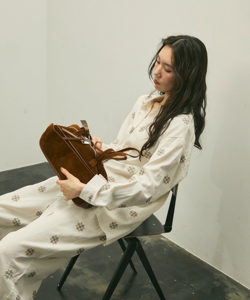 Lutim by u(ルチバイユー)の「Soft suede shoulder bag / ソフトスエードショルダーバック(ショルダーバッグ・レディース・ブラック/キャメル/ブラウン・FREE)」の4枚目の写真