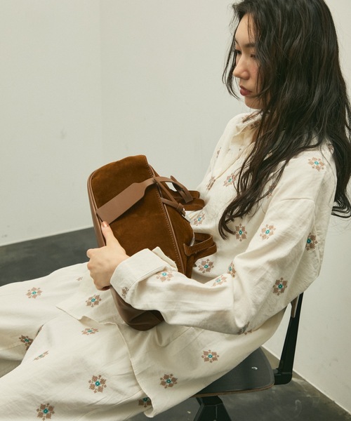Lutim by u(ルチバイユー)の「Soft suede shoulder bag / ソフトスエードショルダーバック(ショルダーバッグ・レディース・ブラック/キャメル/ブラウン・FREE)」の5枚目の写真