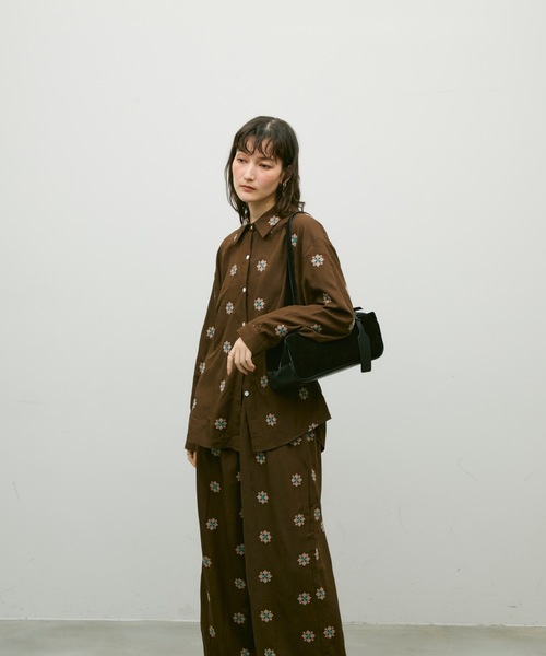 Lutim by u(ルチバイユー)の「Soft suede shoulder bag / ソフトスエードショルダーバック(ショルダーバッグ・レディース・ブラック/キャメル/ブラウン・FREE)」の10枚目の写真
