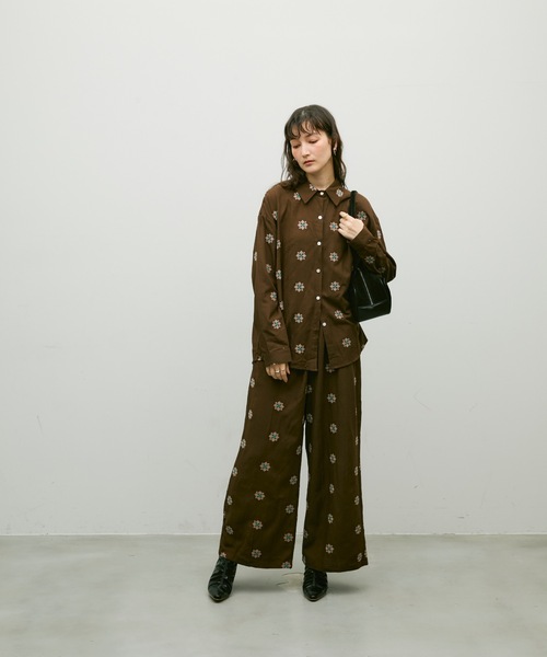 Lutim by u(ルチバイユー)の「Soft suede shoulder bag / ソフトスエードショルダーバック(ショルダーバッグ・レディース・ブラック/キャメル/ブラウン・FREE)」の11枚目の写真