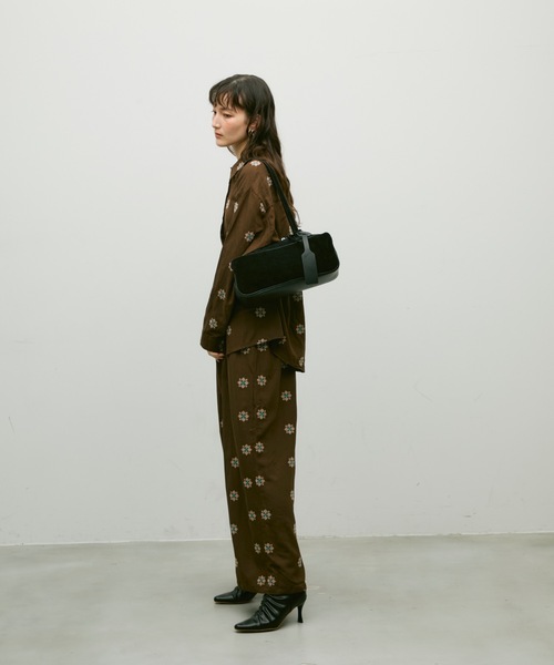 Lutim by u(ルチバイユー)の「Soft suede shoulder bag / ソフトスエードショルダーバック(ショルダーバッグ・レディース・ブラック/キャメル/ブラウン・FREE)」の13枚目の写真