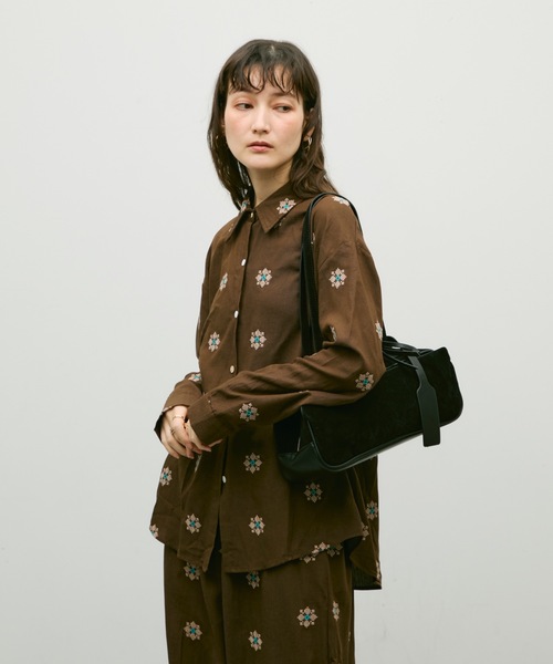 Lutim by u(ルチバイユー)の「Soft suede shoulder bag / ソフトスエードショルダーバック(ショルダーバッグ・レディース・ブラック/キャメル/ブラウン・FREE)」の7枚目の写真