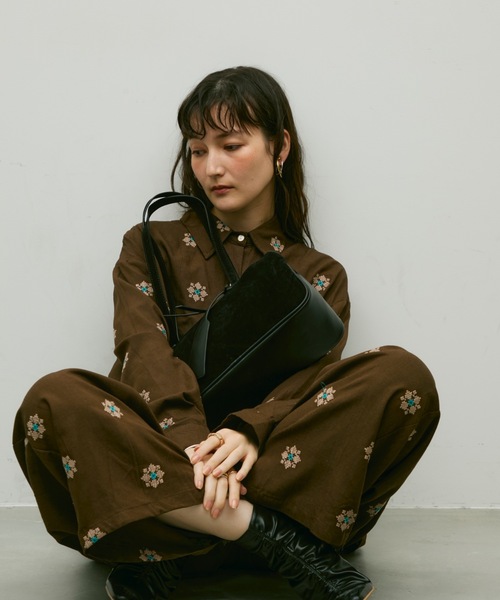 Lutim by u(ルチバイユー)の「Soft suede shoulder bag / ソフトスエードショルダーバック(ショルダーバッグ・レディース・ブラック/キャメル/ブラウン・FREE)」の8枚目の写真