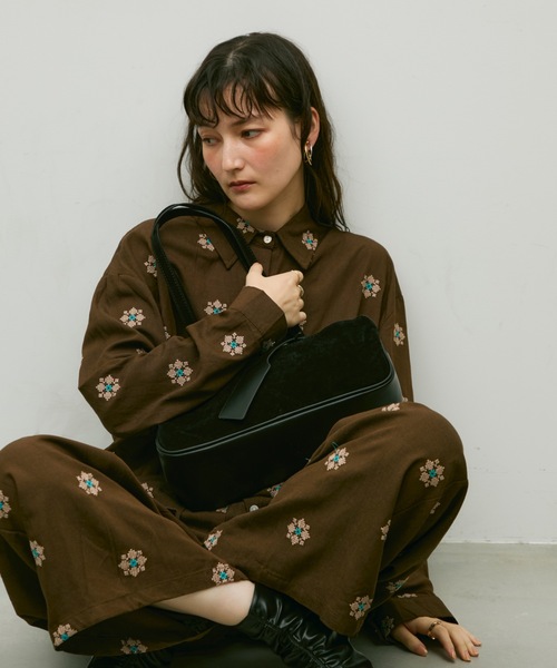 Lutim by u(ルチバイユー)の「Soft suede shoulder bag / ソフトスエードショルダーバック(ショルダーバッグ・レディース・ブラック/キャメル/ブラウン・FREE)」の9枚目の写真