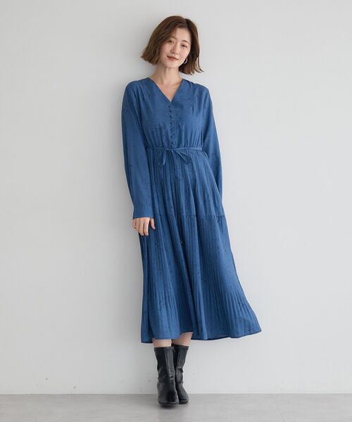 YECCA VECCA(イェッカヴェッカ)の「ラインボタニカル柄プリーツワンピース(ワンピース・レディース・ブルー/ダークベージュ・FREE)」の21枚目の写真