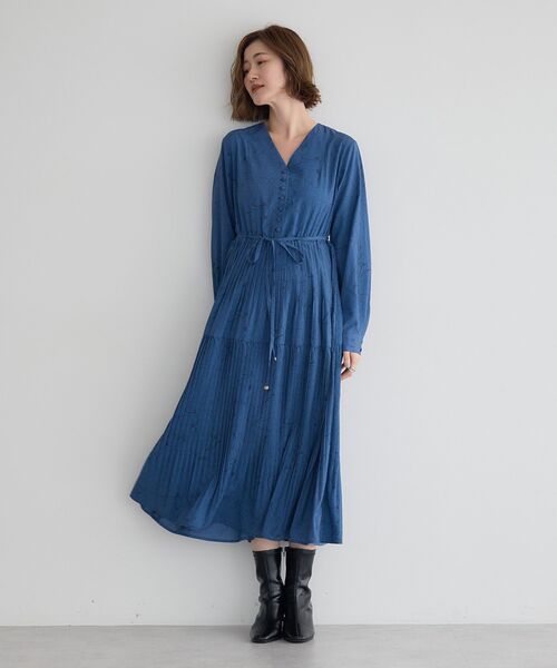 YECCA VECCA(イェッカヴェッカ)の「ラインボタニカル柄プリーツワンピース(ワンピース・レディース・ブルー/ダークベージュ・FREE)」の22枚目の写真