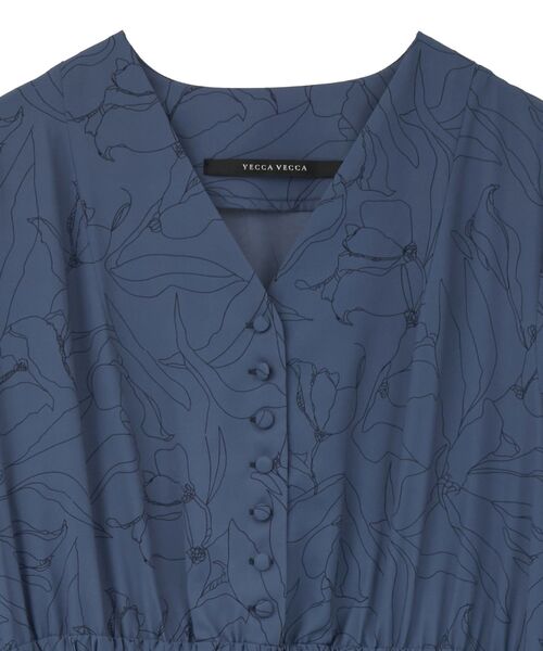 YECCA VECCA(イェッカヴェッカ)の「ラインボタニカル柄プリーツワンピース(ワンピース・レディース・ブルー/ダークベージュ・FREE)」の6枚目の写真