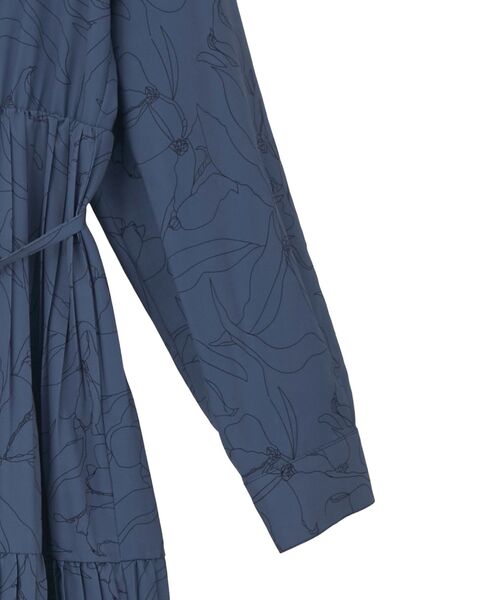 YECCA VECCA(イェッカヴェッカ)の「ラインボタニカル柄プリーツワンピース(ワンピース・レディース・ブルー/ダークベージュ・FREE)」の7枚目の写真