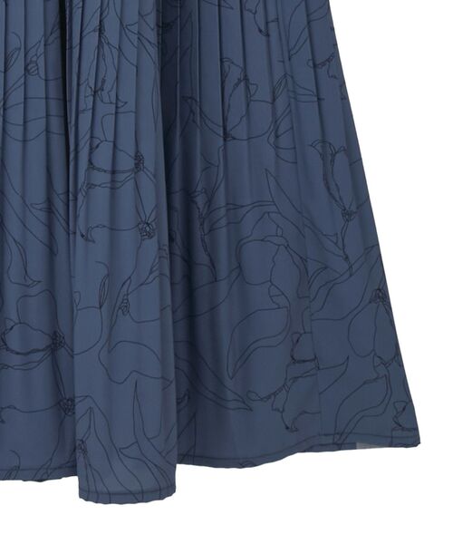 YECCA VECCA(イェッカヴェッカ)の「ラインボタニカル柄プリーツワンピース(ワンピース・レディース・ブルー/ダークベージュ・FREE)」の8枚目の写真