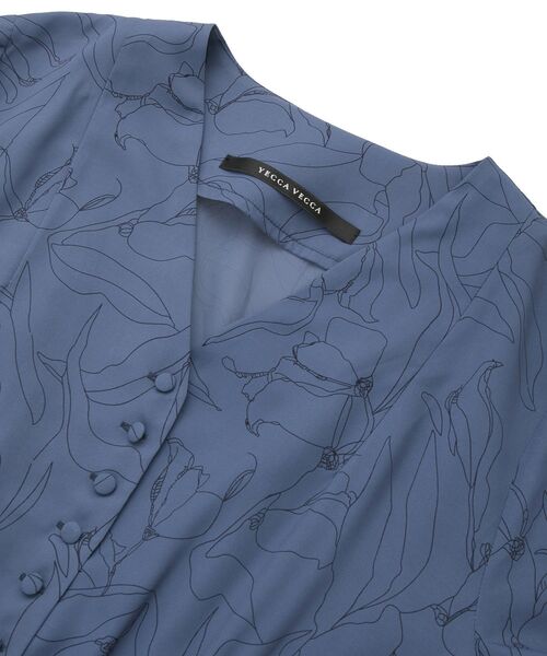 YECCA VECCA(イェッカヴェッカ)の「ラインボタニカル柄プリーツワンピース(ワンピース・レディース・ブルー/ダークベージュ・FREE)」の9枚目の写真