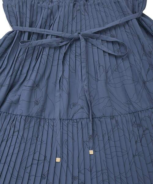 YECCA VECCA(イェッカヴェッカ)の「ラインボタニカル柄プリーツワンピース(ワンピース・レディース・ブルー/ダークベージュ・FREE)」の12枚目の写真