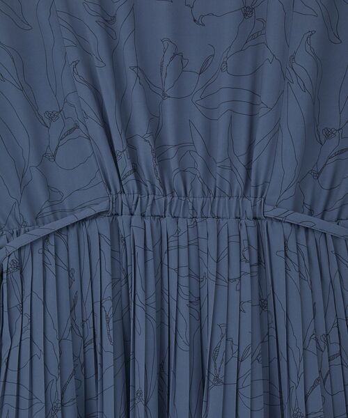 YECCA VECCA(イェッカヴェッカ)の「ラインボタニカル柄プリーツワンピース(ワンピース・レディース・ブルー/ダークベージュ・FREE)」の13枚目の写真