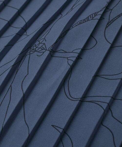 YECCA VECCA(イェッカヴェッカ)の「ラインボタニカル柄プリーツワンピース(ワンピース・レディース・ブルー/ダークベージュ・FREE)」の15枚目の写真