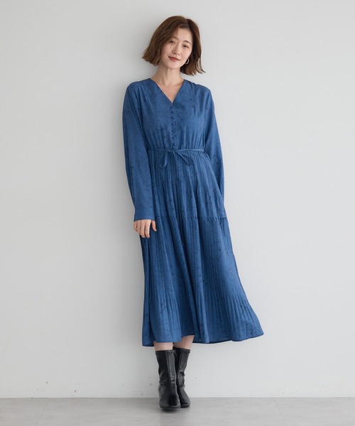 YECCA VECCA(イェッカヴェッカ)の「ラインボタニカル柄プリーツワンピース(ワンピース・レディース・ブルー/ダークベージュ・FREE)」の1枚目の写真