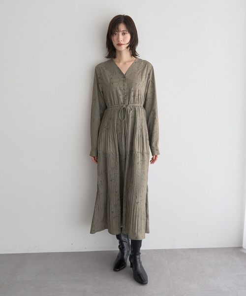 YECCA VECCA(イェッカヴェッカ)の「ラインボタニカル柄プリーツワンピース(ワンピース・レディース・ブルー/ダークベージュ・FREE)」の2枚目の写真