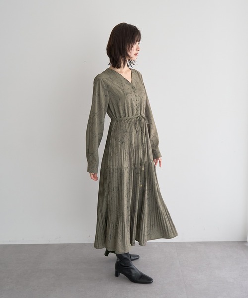 YECCA VECCA(イェッカヴェッカ)の「ラインボタニカル柄プリーツワンピース(ワンピース・レディース・ブルー/ダークベージュ・FREE)」の19枚目の写真