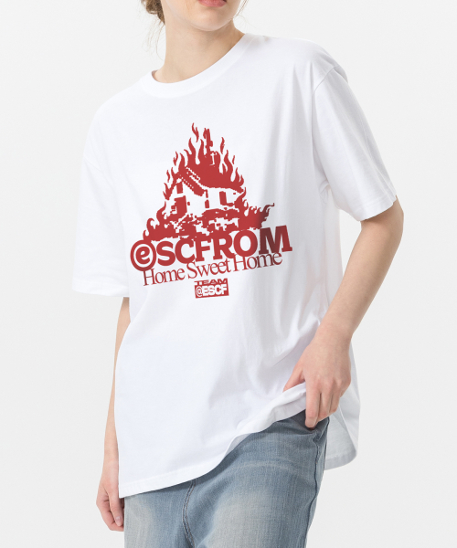ESCAPEFROM（エスケープフロム）の「バーニングスイートホームプリントオーバーサイズ半袖Tシャツホワイト（Tシャツ/カットソー・レディース・その他・SMALL/MEDIUM/LARGE）」の5枚目の写真