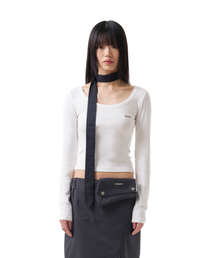 IUGAMAKARAS（イウガマカラス）の「U-Neck Fitted Top (White)（Tシャツ/カットソー）」