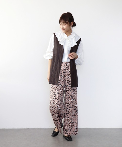 Jines(ジネス)の「レオパード柄ストレッチサテン ストレートパンツ(その他パンツ・レディース・ブラウン/ベージュ・38)」の4枚目の写真