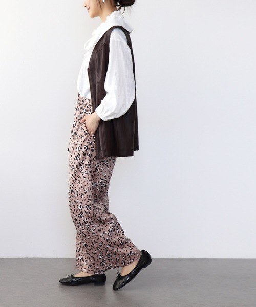 Jines(ジネス)の「レオパード柄ストレッチサテン ストレートパンツ(その他パンツ・レディース・ブラウン/ベージュ・38)」の7枚目の写真