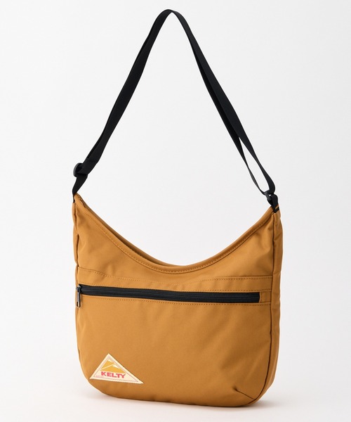 KELTY(ケルティ)の「GO OUT Mono Max 掲載モデル【KELTY】ES CURVE SHOULDER S ショルダーバッグ 軽量(ショルダーバッグ・レディース・マスタード/ネイビー/ベージュ/ブラック系/アニマル/スカイブルー/オリーブ/ブラウン系/ブラック/ホワイト系/セージグリーン/レオパード/タン・ONE SIZE)」の4枚目の写真