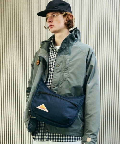KELTY(ケルティ)の「GO OUT Mono Max 掲載モデル【KELTY】ES CURVE SHOULDER S ショルダーバッグ 軽量(ショルダーバッグ・レディース・マスタード/ネイビー/ベージュ/ブラック系/アニマル/スカイブルー/オリーブ/ブラウン系/ブラック/ホワイト系/セージグリーン/レオパード/タン・ONE SIZE)」の10枚目の写真
