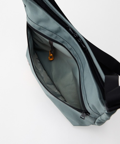 KELTY(ケルティ)の「GO OUT Mono Max 掲載モデル【KELTY】ES CURVE SHOULDER S ショルダーバッグ 軽量(ショルダーバッグ・レディース・マスタード/ネイビー/ベージュ/ブラック系/アニマル/スカイブルー/オリーブ/ブラウン系/ブラック/ホワイト系/セージグリーン/レオパード/タン・ONE SIZE)」の14枚目の写真