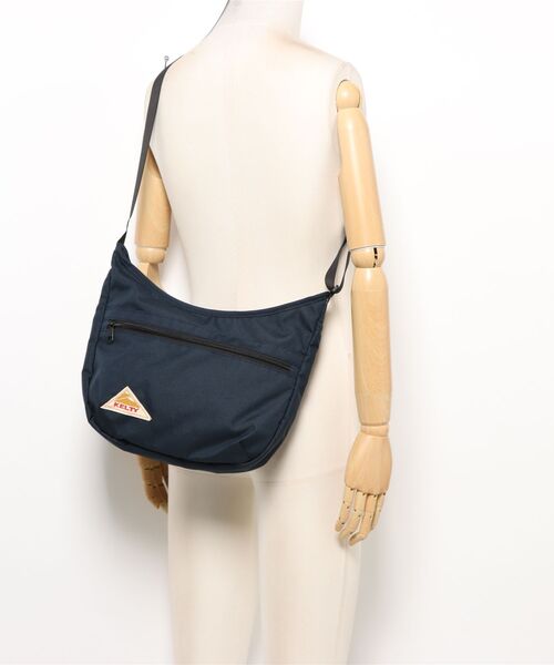 KELTY(ケルティ)の「GO OUT Mono Max 掲載モデル【KELTY】ES CURVE SHOULDER S ショルダーバッグ 軽量(ショルダーバッグ・レディース・マスタード/ネイビー/ベージュ/ブラック系/アニマル/スカイブルー/オリーブ/ブラウン系/ブラック/ホワイト系/セージグリーン/レオパード/タン・ONE SIZE)」の16枚目の写真