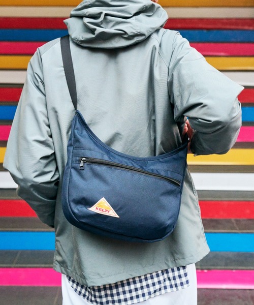 KELTY(ケルティ)の「GO OUT Mono Max 掲載モデル【KELTY】ES CURVE SHOULDER S ショルダーバッグ 軽量(ショルダーバッグ・レディース・マスタード/ネイビー/ベージュ/ブラック系/アニマル/スカイブルー/オリーブ/ブラウン系/ブラック/ホワイト系/セージグリーン/レオパード/タン・ONE SIZE)」の18枚目の写真