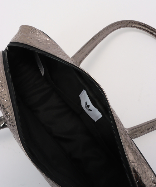 JOINT WORKS（ジョイントワークス）の「adidas originals / アディダス オリジナルス ADICOLOR ELONGATED AIRLINER METAL（ハンドバッグ・レディース・チャコールグレー・FREE）」の10枚目の写真