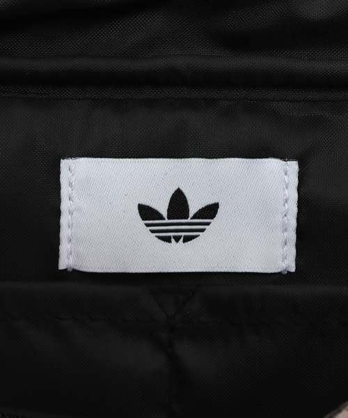 JOINT WORKS（ジョイントワークス）の「adidas originals / アディダス オリジナルス ADICOLOR ELONGATED AIRLINER METAL（ハンドバッグ・レディース・チャコールグレー・FREE）」の11枚目の写真