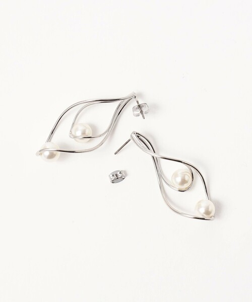 BEAMS HEART(ビームスハート)の「フェイクパール 細ライン ピアス(ピアス(両耳用)・レディース・ゴールド/シルバー・ONE SIZE)」の3枚目の写真