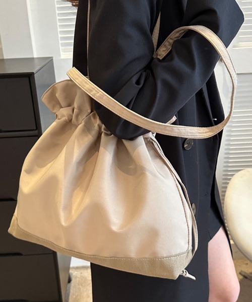 Flugge(フラッジー)の「巾着ショルダーバッグ(ショルダーバッグ・レディース・イエロー/アイボリー/ブラック/ベージュ・FREE)」の4枚目の写真