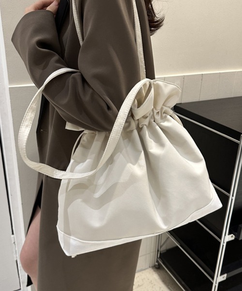 Flugge(フラッジー)の「巾着ショルダーバッグ(ショルダーバッグ・レディース・イエロー/アイボリー/ブラック/ベージュ・FREE)」の6枚目の写真