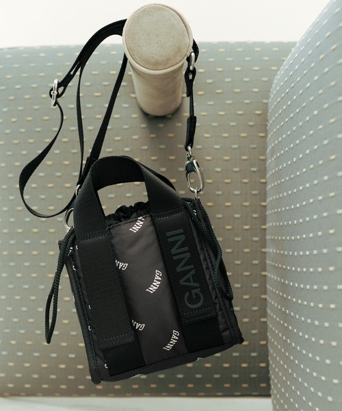 GANNI（ガニー）の「【GANNI for ADAM ET ROPE'】Re-Tech Logo Print Mini Tote（ショルダーバッグ・レディース・ブラック・FREE）」の4枚目の写真