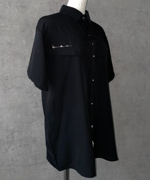 lilful(リルフル)の「【26年春夏新作】メタルパーツギミックハーフスリーブシャツ(シャツ/ブラウス・メンズ・ホワイト/ブラック・L/M)」の3枚目の写真