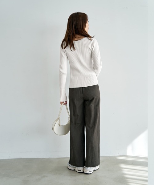 STYLE DELI（スタイルデリ）の「袖口折り返しボートネックリブトップス（ニット/セーター・レディース・ブラック/レッド/ホワイト/ネイビー・FREE）」の21枚目の写真