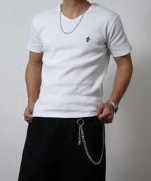 NYLAUS（ナイラス）の「【NYS】トライバル ワンポイント刺繍 ショート丈 テレコ Vネック 半袖Tシャツ（Tシャツ/カットソー）」