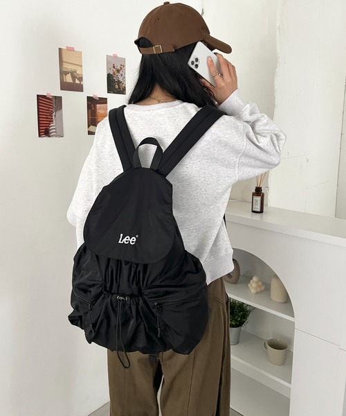 Lee(リー)の「Lee/フラップドローコードリュック/約17L/PC収納/A4対応/軽量/バックパック/ユニセックス(バックパック/リュック・レディース・ブラック・FREE)」の4枚目の写真