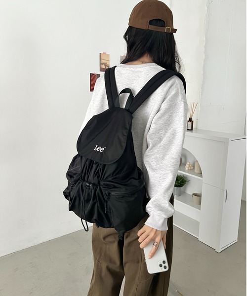 Lee(リー)の「Lee/フラップドローコードリュック/約17L/PC収納/A4対応/軽量/バックパック/ユニセックス(バックパック/リュック・レディース・ブラック・FREE)」の5枚目の写真