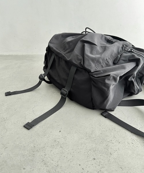 Lee(リー)の「Lee/フラップドローコードリュック/約17L/PC収納/A4対応/軽量/バックパック/ユニセックス(バックパック/リュック・レディース・ブラック・FREE)」の16枚目の写真