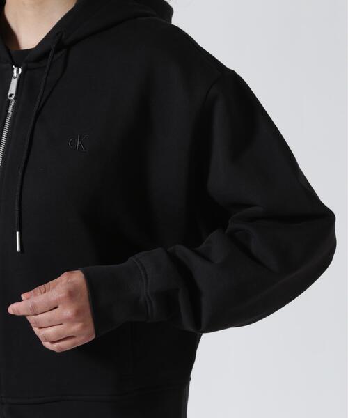 Calvin Klein(カルバン・クライン)の「Calvin Klein Jeans(カルバンクラインジーンズ)LS MONOGRAM TERRY CROPPED PARKA/モノグラムテリークロップドパーカー(パーカー・レディース・ホワイト/ブラック・S)」の8枚目の写真