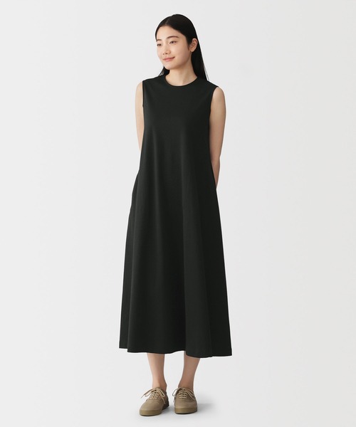 無印良品(ムジルシリョウヒン)の「婦人 涼感UVカットスリーブレスワンピース(ワンピース・レディース・カーキ系/チャコールグレー/ブラック・M/L/S)」の1枚目の写真