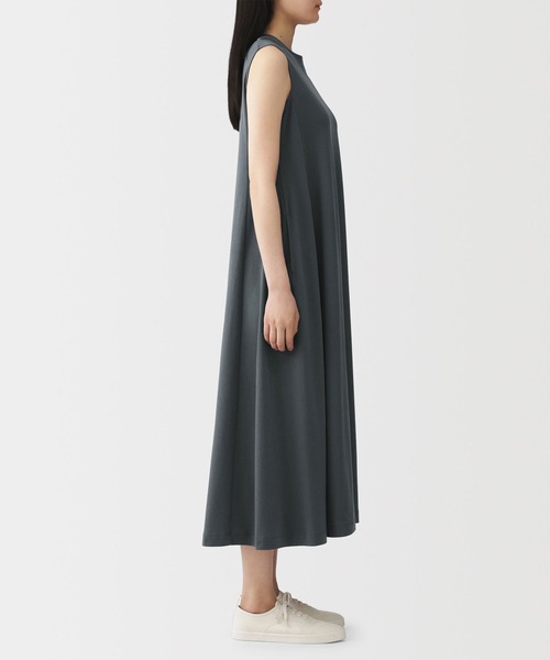 無印良品(ムジルシリョウヒン)の「婦人 涼感UVカットスリーブレスワンピース(ワンピース・レディース・カーキ系/チャコールグレー/ブラック・M/L/S/XL)」の16枚目の写真