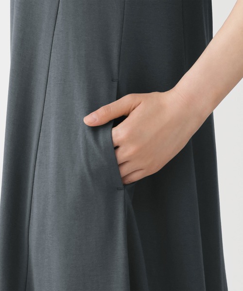 無印良品(ムジルシリョウヒン)の「婦人 涼感UVカットスリーブレスワンピース(ワンピース・レディース・カーキ系/チャコールグレー/ブラック・M/L/S/XL)」の6枚目の写真