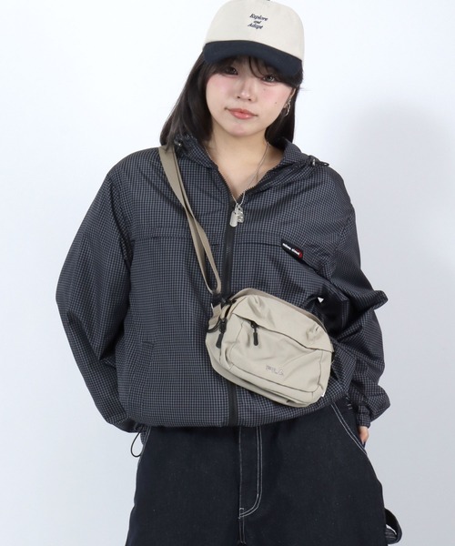 FILA(フィラ)の「FILA(フィラ)ワンポイント刺繍 ナイロンミニショルダーバッグ(ショルダーバッグ・メンズ・グレー/ブラック/ベージュ・FREE)」の9枚目の写真