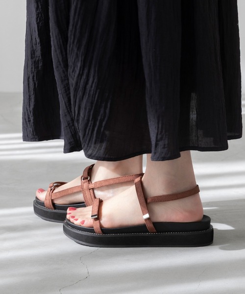 menue(メヌエ)の「細ストラップ ビジュー 厚底サンダル(サンダル・レディース・ダークブラウン/ピンク/ブラック・SS/LL/L/M/S)」の6枚目の写真