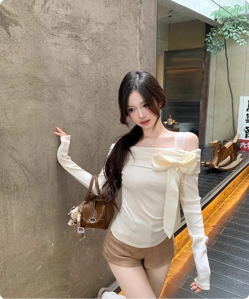 I.O.E（アイオイ）の「フェミニンリボンオフショルダートップス（Tシャツ/カットソー・レディース・ピンク/アイボリー・FREE）」の4枚目の写真