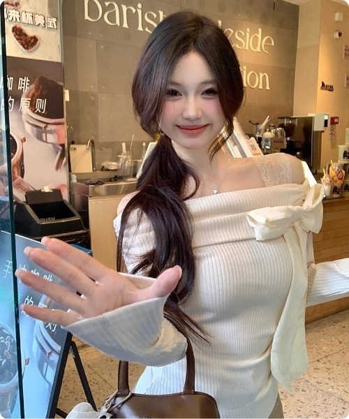 I.O.E（アイオイ）の「フェミニンリボンオフショルダートップス（Tシャツ/カットソー・レディース・ピンク/アイボリー・FREE）」の7枚目の写真