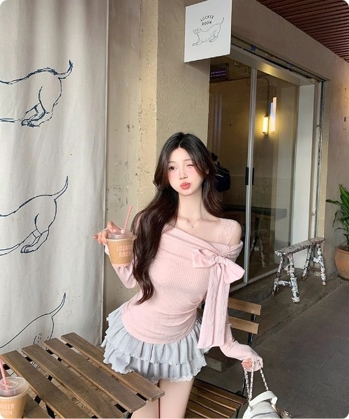 I.O.E（アイオイ）の「フェミニンリボンオフショルダートップス（Tシャツ/カットソー・レディース・ピンク/アイボリー・FREE）」の12枚目の写真